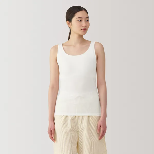 가슴 볼륨을 잡아주는 브라 탱크톱