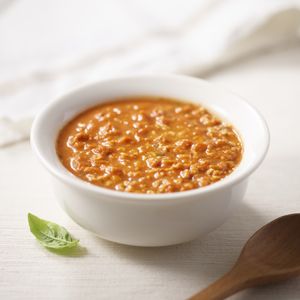 오트밀이 들어있는 토마토바질 수프